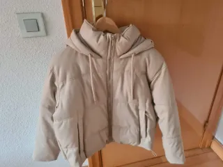 Cazadora cropped engomada con capucha