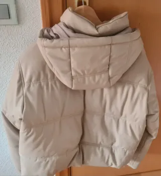 Cazadora cropped engomada con capucha