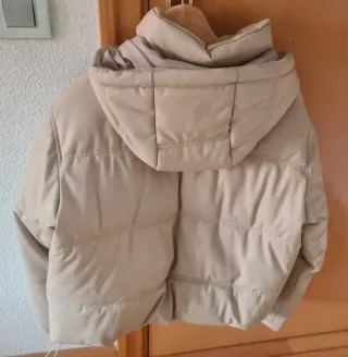 Cazadora cropped engomada con capucha