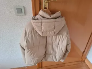 Cazadora cropped engomada con capucha