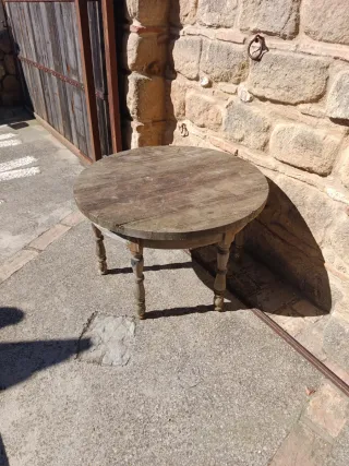 Mesa redonda antigua de madera