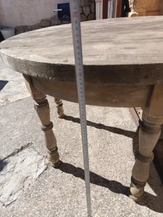 Mesa redonda antigua de madera