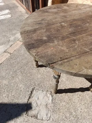 Mesa redonda antigua de madera