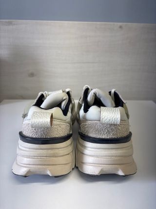 Zapatillas Nike Beige y Blancas