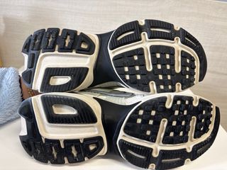 Zapatillas Nike Beige y Blancas