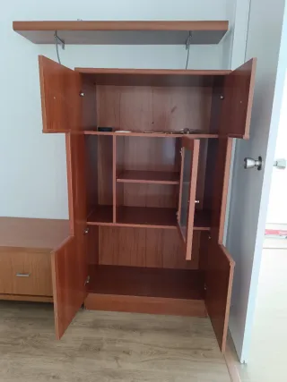 Muebles de salón de madera. Armarios y estantería.
