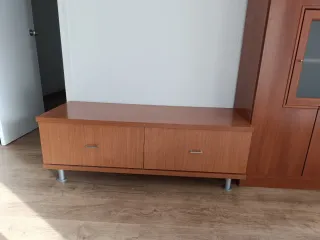 Muebles de salón de madera. Armarios y estantería.