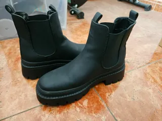 Botines impermeables negros.