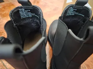 Botines impermeables negros.