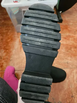 Botines impermeables negros.