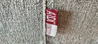 Sofá de tela beige