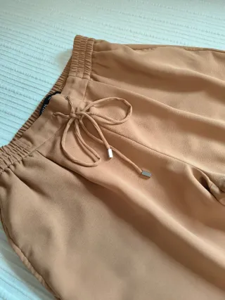 Pantalón fluido Zara camel