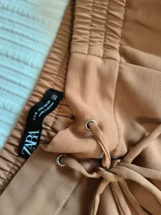 Pantalón fluido Zara camel
