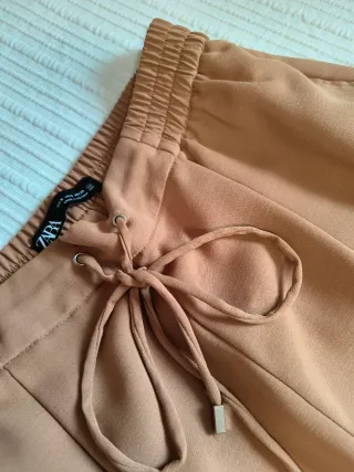 Pantalón fluido Zara camel