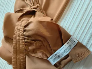 Pantalón fluido Zara camel