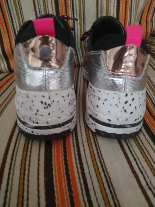 Zapatillas deportivas negras y rosas