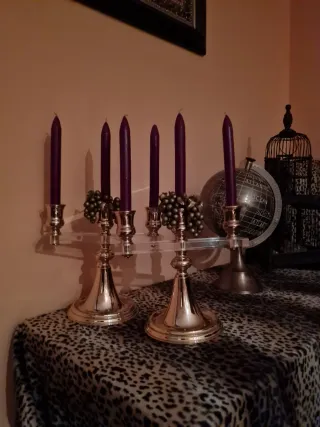 Candelabri dorati con candele viola