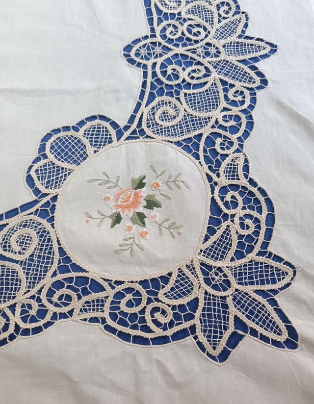 Mantel Hilo Bordado Canario Azul y Blanco