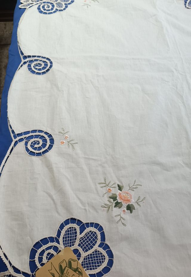 Mantel Hilo Bordado Canario Azul y Blanco