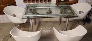 Tavolo allungabile con gambe in acciaio e 4 poltrone