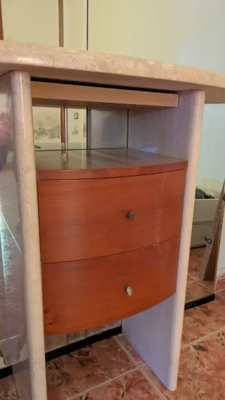 Mueble recibidor con espejo rectangular.