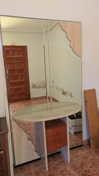 Mueble recibidor con espejo rectangular.