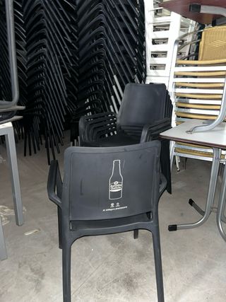 Sillas de plástico apilables negras 10€/ ud