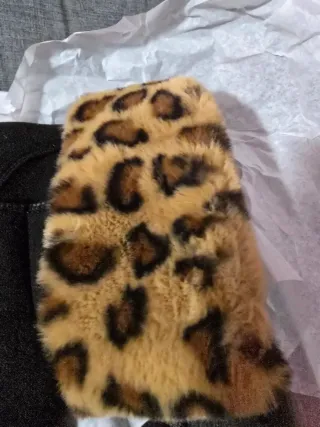 Botas pretas com pelo estampado leopardo