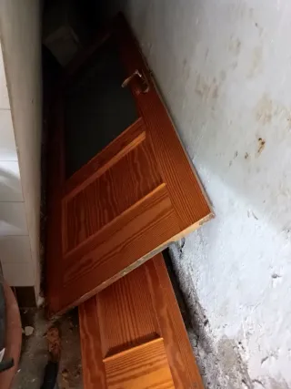 Puerta y marco de puerta de madera