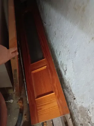 Puerta y marco de puerta de madera