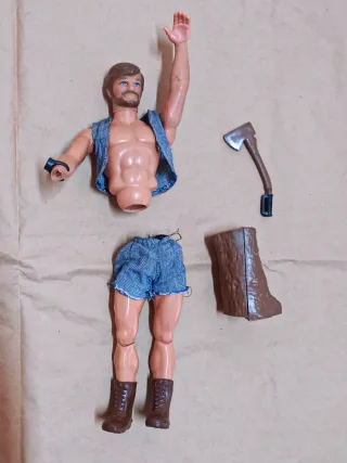 Muñeco Big Josh con hacha y tocón.