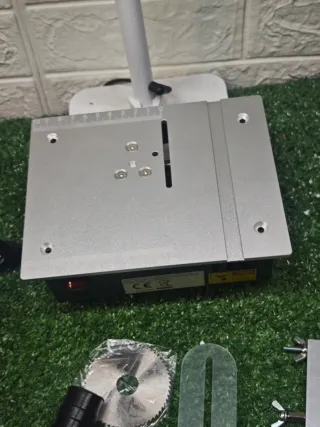 Mini sierra circular de mesa ajustable