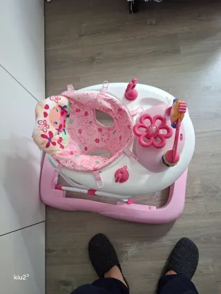 Andador infantil rosa con juguetes