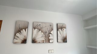 Cuadro decorativo floral beige y blanco