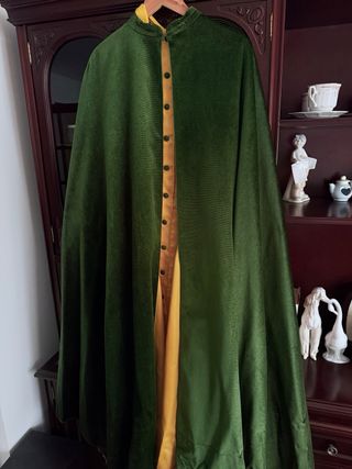 Se venden 2 Trajes de capuchino verde.