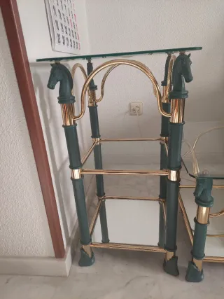 Mesa auxiliar cristal y metal dorada