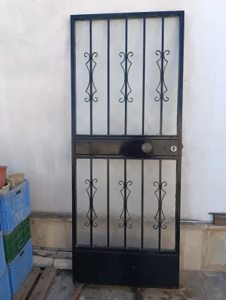Cancela de hierro forjado con cristal. Sin marco.