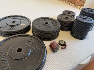 Lote de barras y discos de pesas para fitness