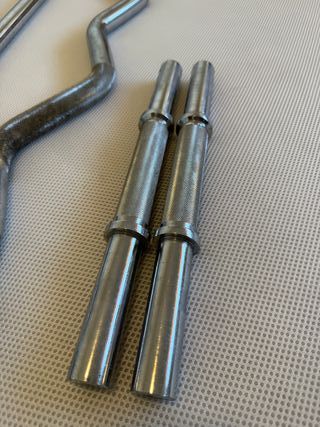 Lote de barras y discos de pesas para fitness