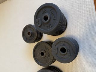 Lote de barras y discos de pesas para fitness