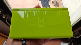 Nintendo DS Lite Verde + Custodia + 2 Giochi