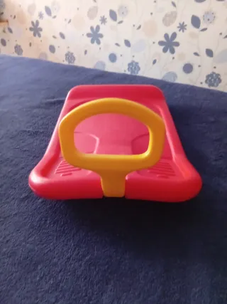 Trineo infantil rojo con asa amarilla