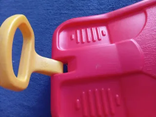 Trineo infantil rojo con asa amarilla