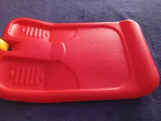 Trineo infantil rojo con asa amarilla