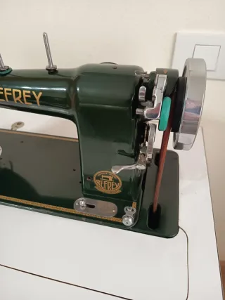 Máquina de coser Refrey CL 306 con mesa