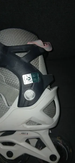 Patines en línea grises y blancos