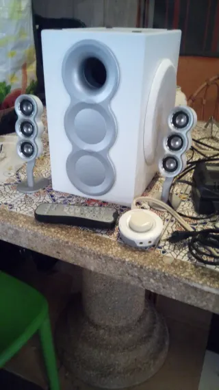 Altavoz Altabuz Plata y Blanco