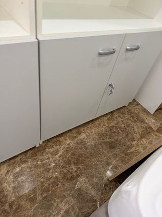 Mueble de oficina gris y blanco