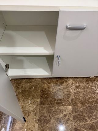 Mueble de oficina gris y blanco