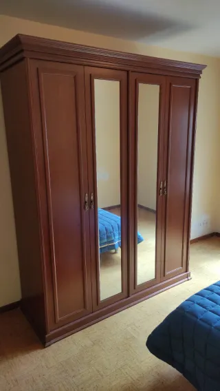 Armario ropero de madera con espejos